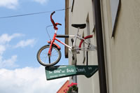 Achten Sie in Joching auf das Fahrrad an unserer Hausmauer!